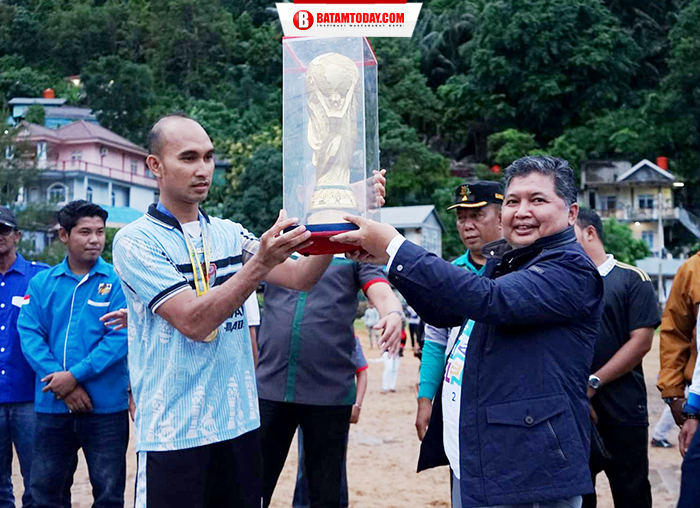 Wakil Bupati Kepulauan Anambas, Wan Zuhendra saat menyerahkan Piala Bergilir kepada Kapten Tim Desa Ladan